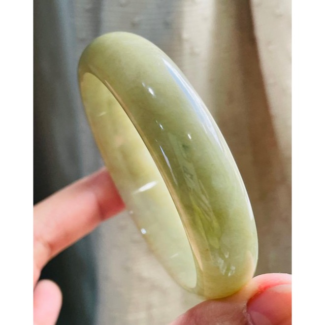 天然A貨緬甸玉 芙蓉種 細潤秋香黃滿色寬版翡翠平安鐲57.3 18.5圍 無晶體細肉 梨黃過渡綠 色滿勻稱天然無燒色完美-細節圖4