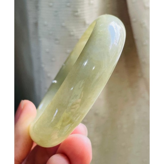 天然A貨緬甸玉 芙蓉種 細潤秋香黃滿色寬版翡翠平安鐲57.3 18.5圍 無晶體細肉 梨黃過渡綠 色滿勻稱天然無燒色完美-細節圖5