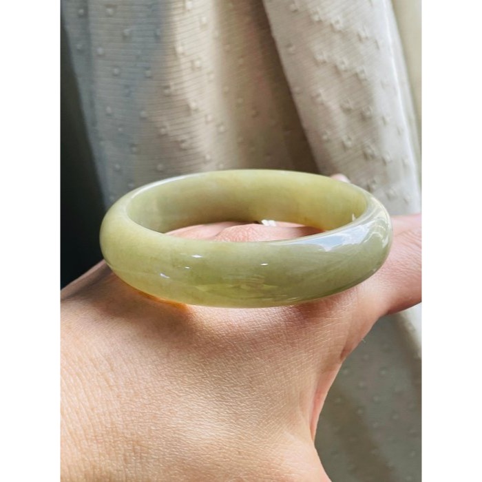 天然A貨緬甸玉 芙蓉種 細潤秋香黃滿色寬版翡翠平安鐲57.3 18.5圍 無晶體細肉 梨黃過渡綠 色滿勻稱天然無燒色完美-細節圖7