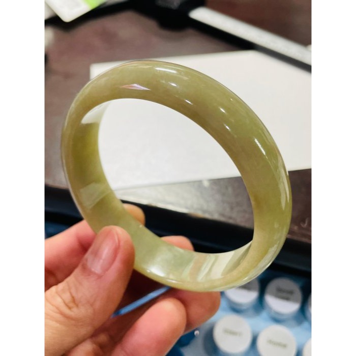 天然A貨緬甸玉 芙蓉種 細潤秋香黃滿色寬版翡翠平安鐲57.3 18.5圍 無晶體細肉 梨黃過渡綠 色滿勻稱天然無燒色完美-細節圖10