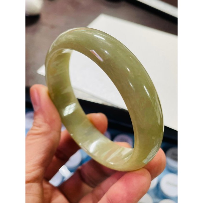 天然A貨緬甸玉 芙蓉種 細潤秋香黃滿色寬版翡翠平安鐲57.3 18.5圍 無晶體細肉 梨黃過渡綠 色滿勻稱天然無燒色完美-細節圖11