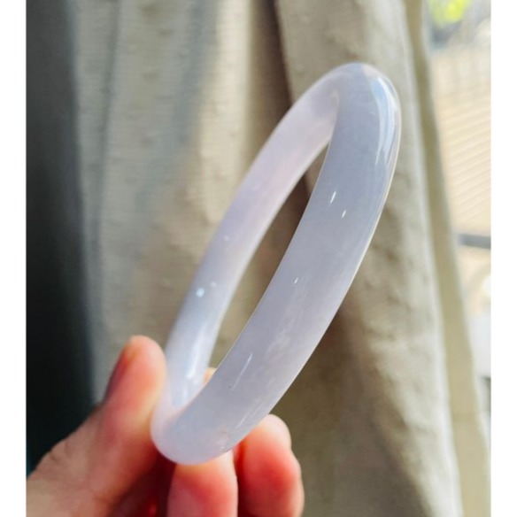 天然A貨緬甸玉 細潤櫻花紫翡翠圓骨鐲58 19圍 整圈勻稱滿色淡粉紫 一處帶黃沁點 95%完美度-細節圖6