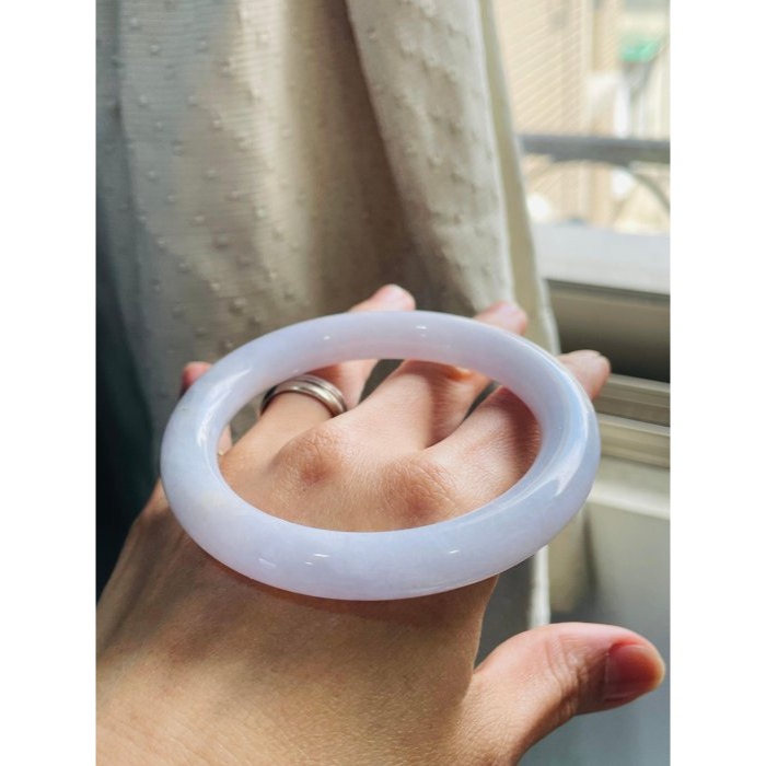 天然A貨緬甸玉 細潤櫻花紫翡翠圓骨鐲58 19圍 整圈勻稱滿色淡粉紫 一處帶黃沁點 95%完美度-細節圖8