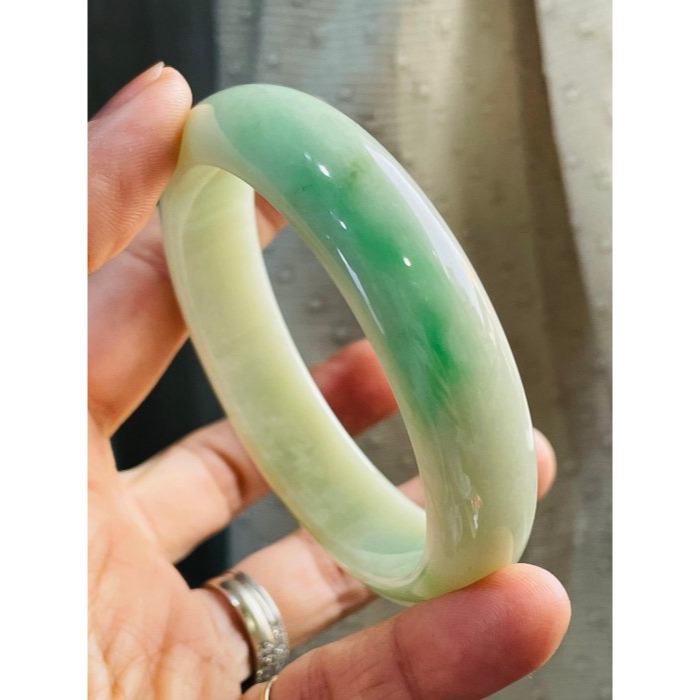 天然A貨緬甸玉 芙蓉種 辣色黃加綠寬版翡翠平安鐲58.4 19圍 整圈黃綠過渡底色 大抹陽綠絲搶眼 完美99% 附台證-細節圖2