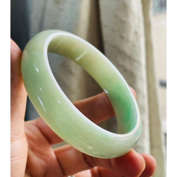 天然A貨緬甸玉 芙蓉種 辣色黃加綠寬版翡翠平安鐲58.4 19圍 整圈黃綠過渡底色 大抹陽綠絲搶眼 完美99% 附台證-細節圖3