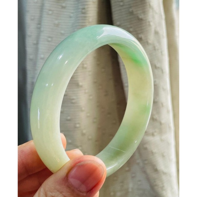 天然A貨緬甸玉 芙蓉種 辣色黃加綠寬版翡翠平安鐲58.4 19圍 整圈黃綠過渡底色 大抹陽綠絲搶眼 完美99% 附台證-細節圖5