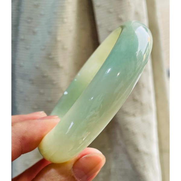 天然A貨緬甸玉 芙蓉種 辣色黃加綠寬版翡翠平安鐲58.4 19圍 整圈黃綠過渡底色 大抹陽綠絲搶眼 完美99% 附台證-細節圖6