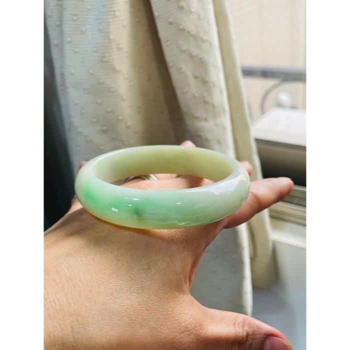 天然A貨緬甸玉 芙蓉種 辣色黃加綠寬版翡翠平安鐲58.4 19圍 整圈黃綠過渡底色 大抹陽綠絲搶眼 完美99% 附台證-細節圖8