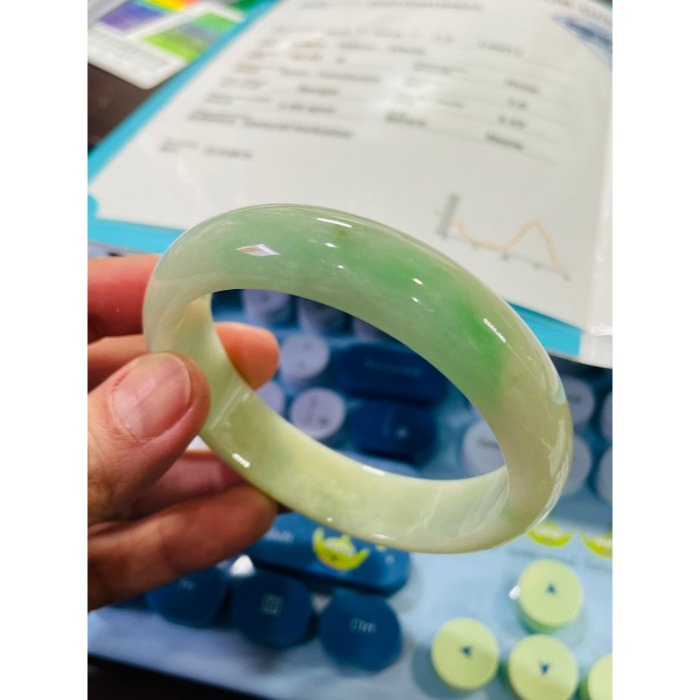 天然A貨緬甸玉 芙蓉種 辣色黃加綠寬版翡翠平安鐲58.4 19圍 整圈黃綠過渡底色 大抹陽綠絲搶眼 完美99% 附台證-細節圖9