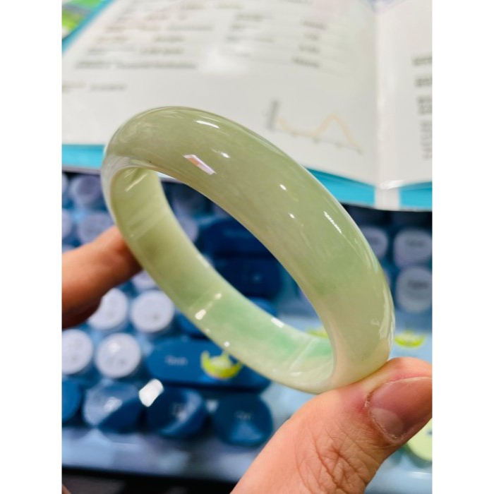 天然A貨緬甸玉 芙蓉種 辣色黃加綠寬版翡翠平安鐲58.4 19圍 整圈黃綠過渡底色 大抹陽綠絲搶眼 完美99% 附台證-細節圖10