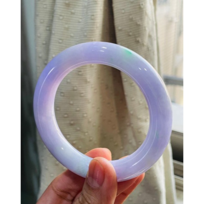 天然A貨緬甸玉 冰潤夢幻紫帶陽綠粗條翡翠圓骨鐲56.2 18.5圍 滿紅紫底色 辣陽綠點綴 12咪粗骨完美度98% 附台-細節圖2