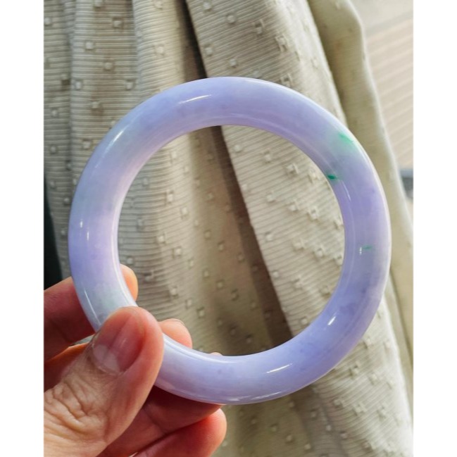 天然A貨緬甸玉 冰潤夢幻紫帶陽綠粗條翡翠圓骨鐲56.2 18.5圍 滿紅紫底色 辣陽綠點綴 12咪粗骨完美度98% 附台-細節圖3