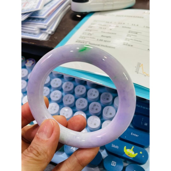 天然A貨緬甸玉 冰潤夢幻紫帶陽綠粗條翡翠圓骨鐲56.2 18.5圍 滿紅紫底色 辣陽綠點綴 12咪粗骨完美度98% 附台-細節圖9