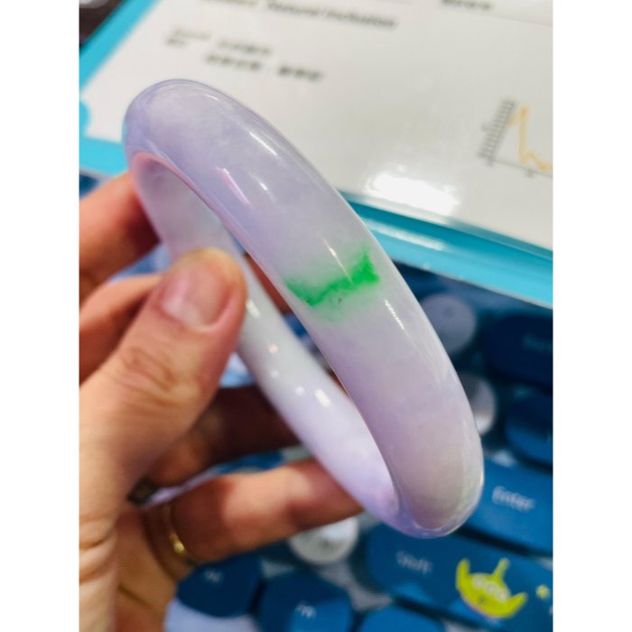 天然A貨緬甸玉 冰潤夢幻紫帶陽綠粗條翡翠圓骨鐲56.2 18.5圍 滿紅紫底色 辣陽綠點綴 12咪粗骨完美度98% 附台-細節圖10