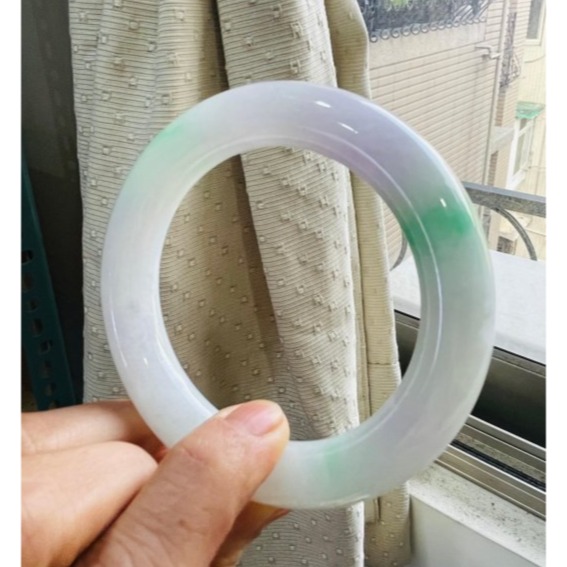 天然A貨緬甸玉 冰潤淡春彩粗條翡翠圓骨鐲56.4 18.5圍 12咪骨徑 粉紫粉白底色 幾抹辣陽綠增色 附台証-細節圖2
