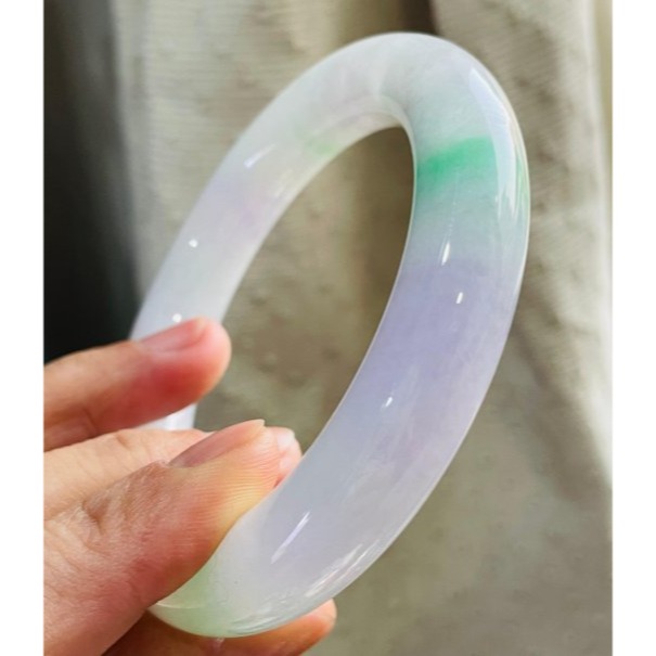天然A貨緬甸玉 冰潤淡春彩粗條翡翠圓骨鐲56.4 18.5圍 12咪骨徑 粉紫粉白底色 幾抹辣陽綠增色 附台証-細節圖4