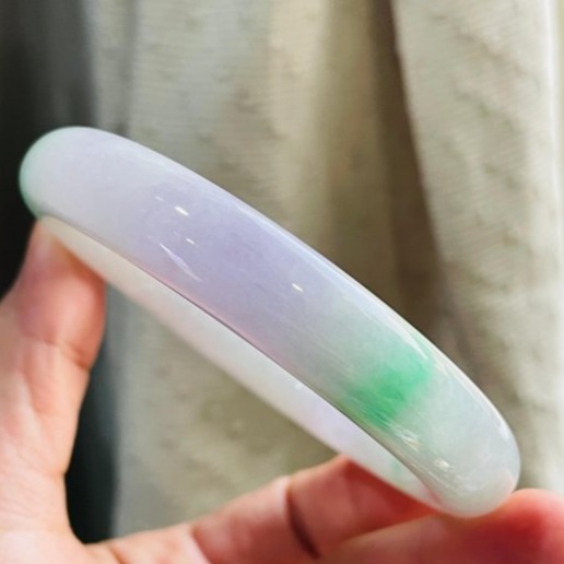 天然A貨緬甸玉 冰潤淡春彩粗條翡翠圓骨鐲56.4 18.5圍 12咪骨徑 粉紫粉白底色 幾抹辣陽綠增色 附台証-細節圖6