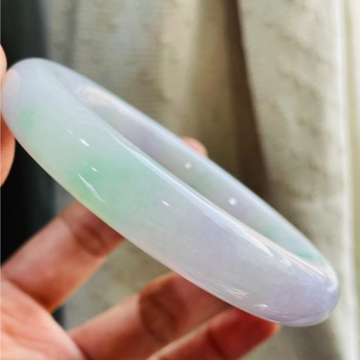 天然A貨緬甸玉 冰潤淡春彩粗條翡翠圓骨鐲56.4 18.5圍 12咪骨徑 粉紫粉白底色 幾抹辣陽綠增色 附台証-細節圖7