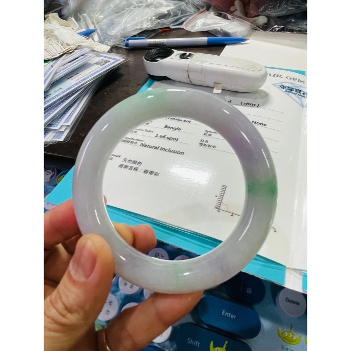 天然A貨緬甸玉 冰潤淡春彩粗條翡翠圓骨鐲56.4 18.5圍 12咪骨徑 粉紫粉白底色 幾抹辣陽綠增色 附台証-細節圖9