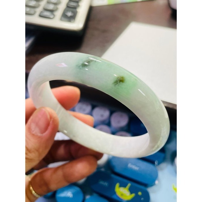 天然A貨緬甸玉 細潤白底青翡翠平安鐲59.8 19.5圍 細肉粉白帶微粉 透光綠花海苔花點綴 完美度95%-細節圖9
