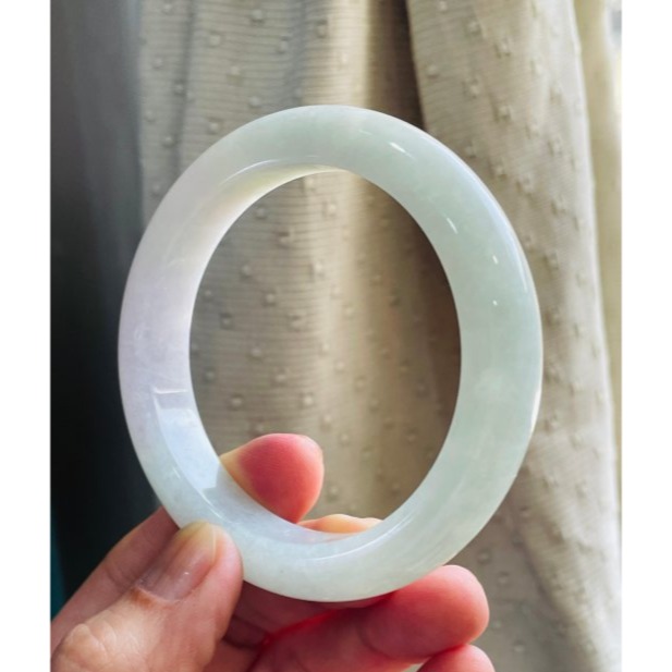 天然A貨緬甸玉 冰潤粉綠俏淡紫翡翠圓骨鐲55.5 18圍 起冰過底淡綠 帶一抹淡粉 完美度95%-細節圖2