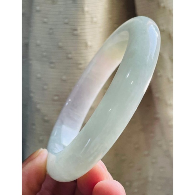 天然A貨緬甸玉 冰潤粉綠俏淡紫翡翠圓骨鐲55.5 18圍 起冰過底淡綠 帶一抹淡粉 完美度95%-細節圖3