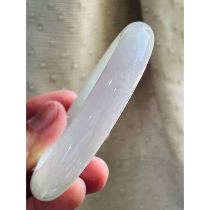 天然A貨緬甸玉 冰潤粉綠俏淡紫翡翠圓骨鐲55.5 18圍 起冰過底淡綠 帶一抹淡粉 完美度95%-細節圖6