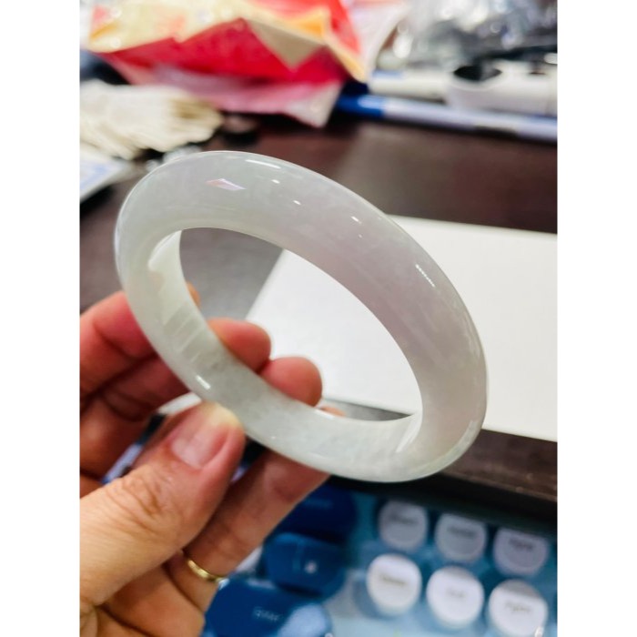 天然A貨緬甸玉 冰潤粉綠俏淡紫翡翠圓骨鐲55.5 18圍 起冰過底淡綠 帶一抹淡粉 完美度95%-細節圖10