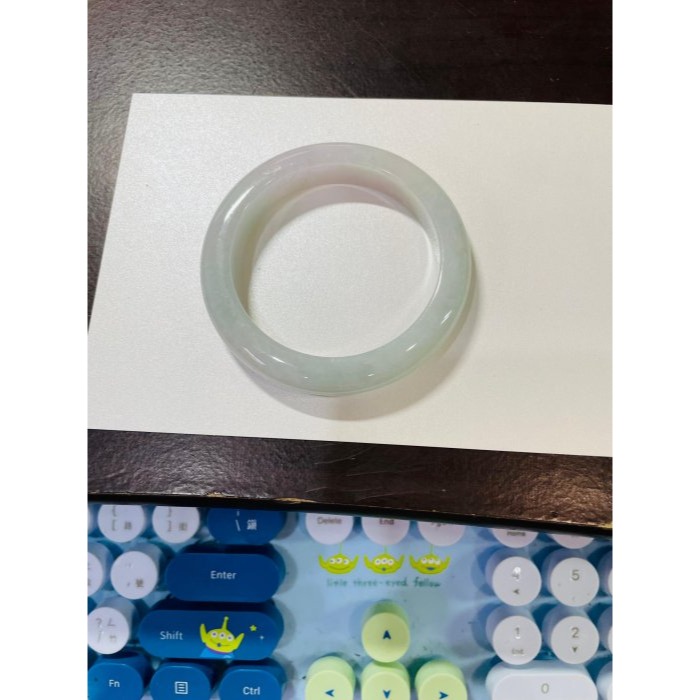天然A貨緬甸玉 冰潤粉綠俏淡紫翡翠圓骨鐲55.5 18圍 起冰過底淡綠 帶一抹淡粉 完美度95%-細節圖11