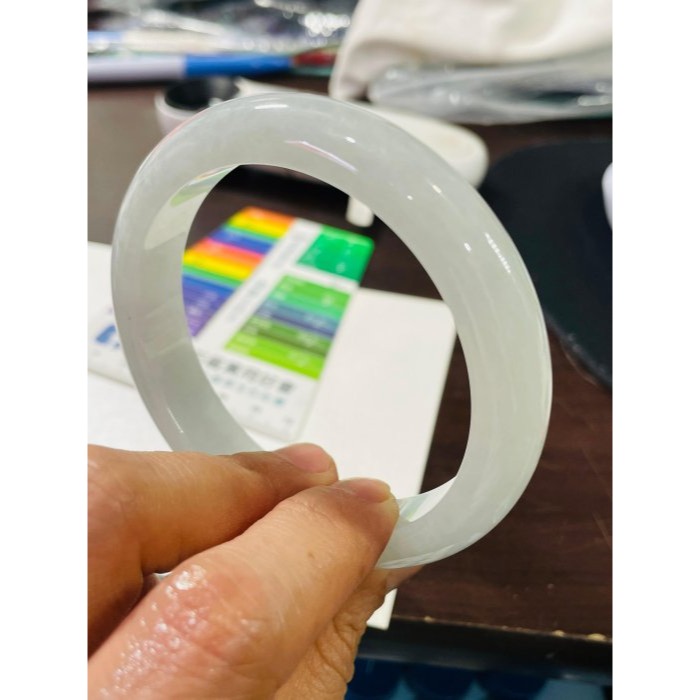 天然A貨緬甸玉 冰潤淡綠翡翠平安鐲57 18.5圍 起冰滿底色 色淡有水頭 完美度95%-細節圖10