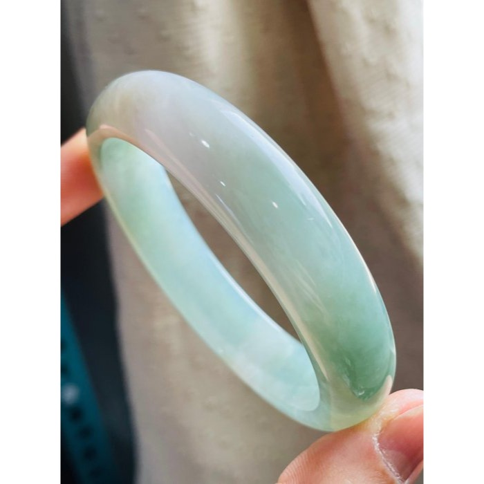 天然A貨緬甸玉 膠潤三彩飄花翡翠平安鐲58.4 19圍 透手影起膠底妝 湖綠藕粉粉白多彩 特色完美鐲 附台証-細節圖2