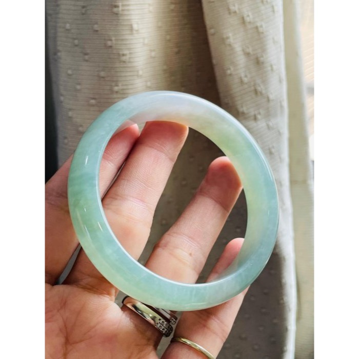 天然A貨緬甸玉 膠潤三彩飄花翡翠平安鐲58.4 19圍 透手影起膠底妝 湖綠藕粉粉白多彩 特色完美鐲 附台証-細節圖3