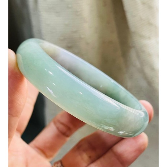 天然A貨緬甸玉 膠潤三彩飄花翡翠平安鐲58.4 19圍 透手影起膠底妝 湖綠藕粉粉白多彩 特色完美鐲 附台証-細節圖4