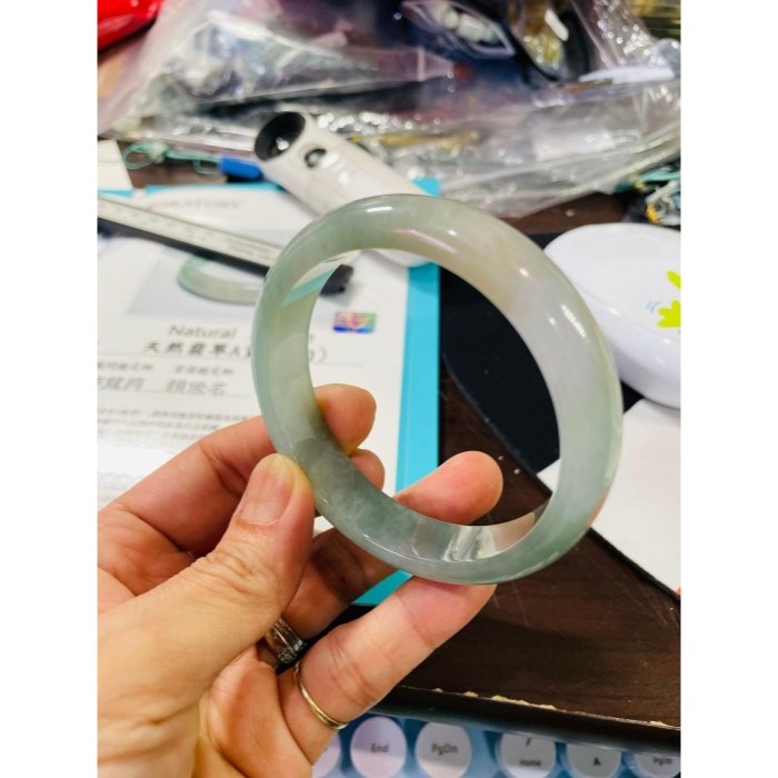 天然A貨緬甸玉 膠潤三彩飄花翡翠平安鐲58.4 19圍 透手影起膠底妝 湖綠藕粉粉白多彩 特色完美鐲 附台証-細節圖9