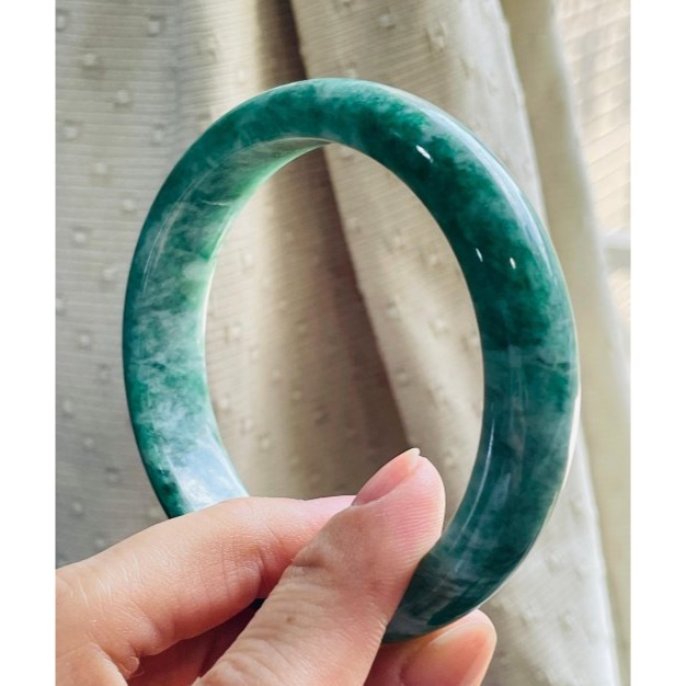 天然A貨緬甸玉 老坑綠意境波紋翡翠平安鐲58 19圍 透光細肉濃綠融合白花 分佈勻稱整圈帶綠 完美度99% 附台証-細節圖2