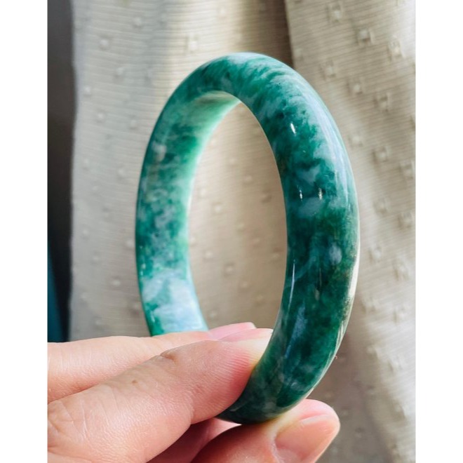 天然A貨緬甸玉 老坑綠意境波紋翡翠平安鐲58 19圍 透光細肉濃綠融合白花 分佈勻稱整圈帶綠 完美度99% 附台証-細節圖3