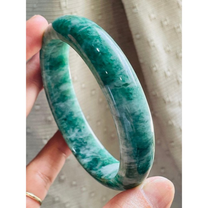 天然A貨緬甸玉 老坑綠意境波紋翡翠平安鐲58 19圍 透光細肉濃綠融合白花 分佈勻稱整圈帶綠 完美度99% 附台証-細節圖4