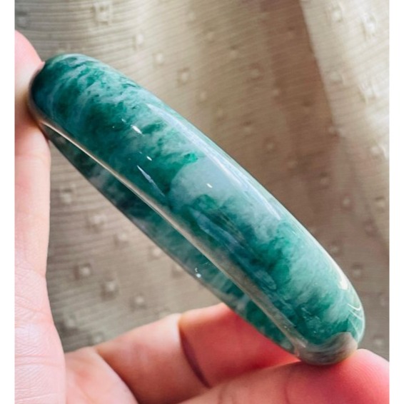 天然A貨緬甸玉 老坑綠意境波紋翡翠平安鐲58 19圍 透光細肉濃綠融合白花 分佈勻稱整圈帶綠 完美度99% 附台証-細節圖5