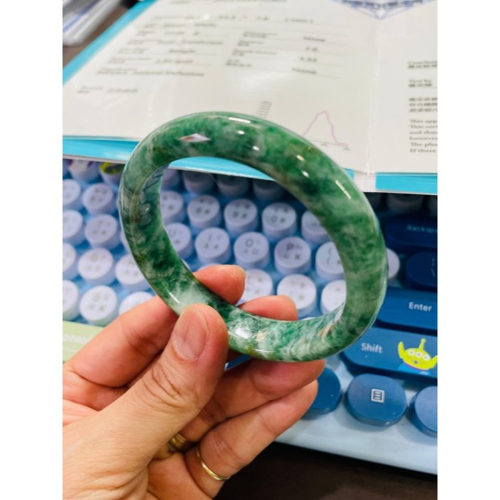 天然A貨緬甸玉 老坑綠意境波紋翡翠平安鐲58 19圍 透光細肉濃綠融合白花 分佈勻稱整圈帶綠 完美度99% 附台証-細節圖9