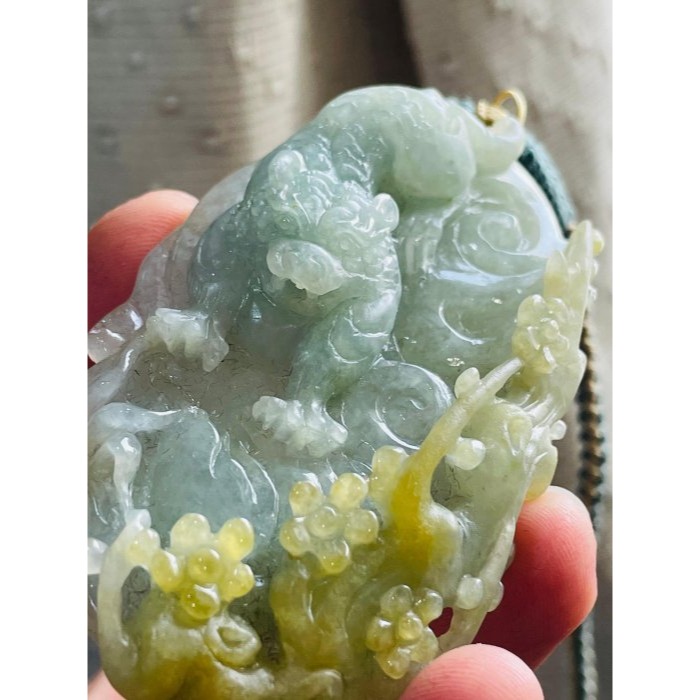 天然A貨緬甸玉 冰晴綠俏黃鏤空俏雕大師工虎嘯山河翡翠虎牌 膠潤晴底滿色 起冰黃霧巧雕傲骨寒花-細節圖3