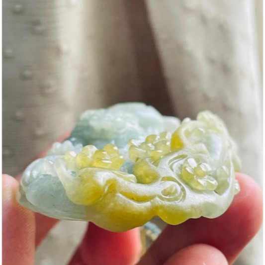 天然A貨緬甸玉 冰晴綠俏黃鏤空俏雕大師工虎嘯山河翡翠虎牌 膠潤晴底滿色 起冰黃霧巧雕傲骨寒花-細節圖5