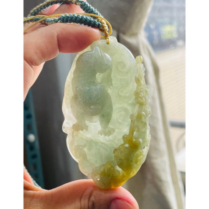 天然A貨緬甸玉 冰晴綠俏黃鏤空俏雕大師工虎嘯山河翡翠虎牌 膠潤晴底滿色 起冰黃霧巧雕傲骨寒花-細節圖9