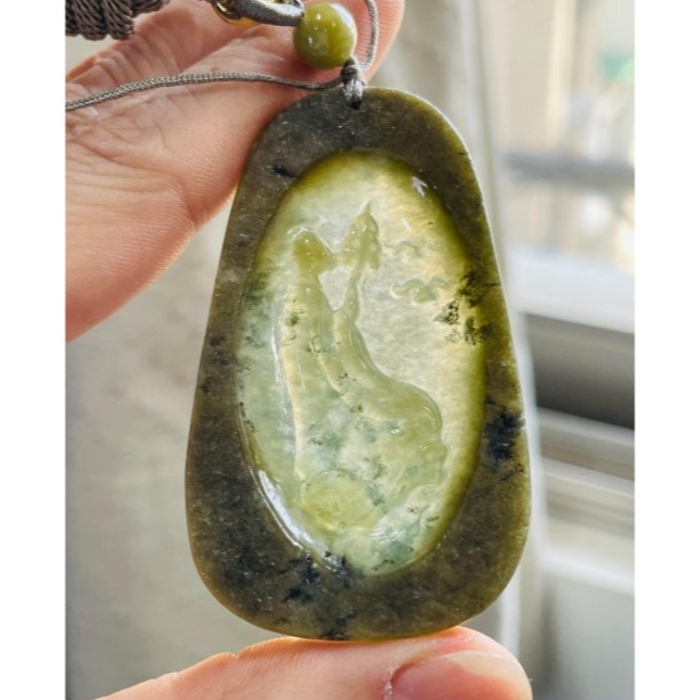 天然A貨緬甸玉 冰透秋香綠帶原皮意境透視雕地藏王菩薩翡翠佛牌 透字晶透起冰油青肉 帶皮一刀切牌形巧雕-細節圖3