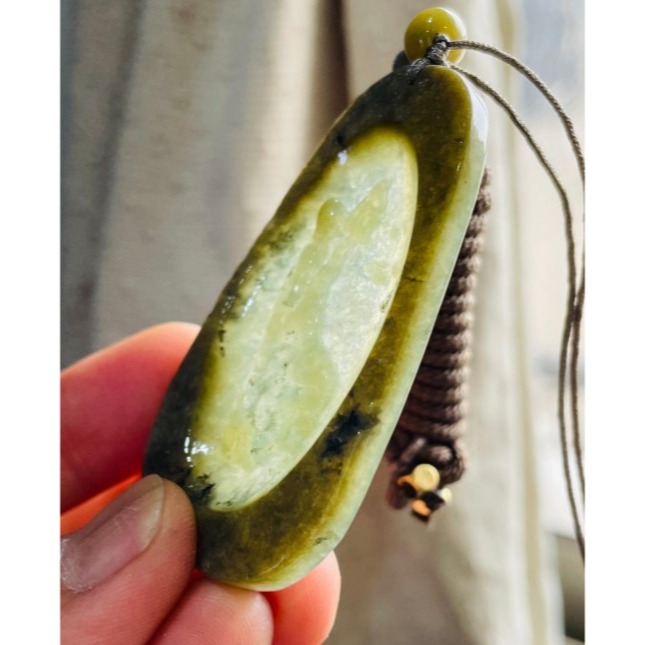 天然A貨緬甸玉 冰透秋香綠帶原皮意境透視雕地藏王菩薩翡翠佛牌 透字晶透起冰油青肉 帶皮一刀切牌形巧雕-細節圖4