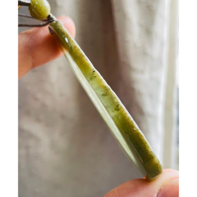 天然A貨緬甸玉 冰透秋香綠帶原皮意境透視雕地藏王菩薩翡翠佛牌 透字晶透起冰油青肉 帶皮一刀切牌形巧雕-細節圖5