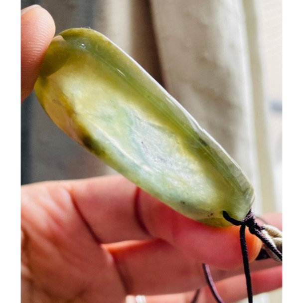 天然A貨緬甸玉 冰透秋香綠帶原皮意境透視雕地藏王菩薩翡翠佛牌 透字晶透起冰油青肉 帶皮一刀切牌形巧雕-細節圖6