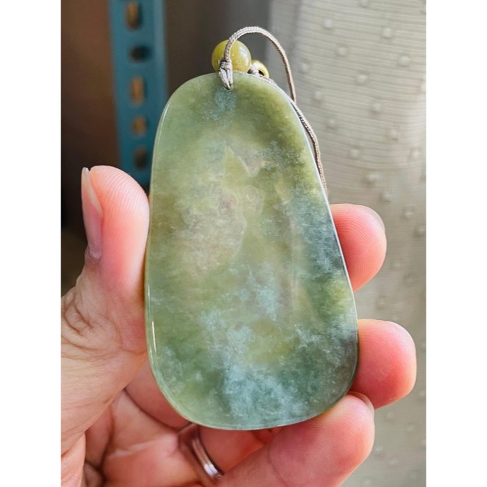 天然A貨緬甸玉 冰透秋香綠帶原皮意境透視雕地藏王菩薩翡翠佛牌 透字晶透起冰油青肉 帶皮一刀切牌形巧雕-細節圖7