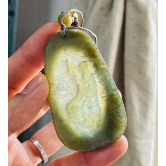 天然A貨緬甸玉 冰透秋香綠帶原皮意境透視雕地藏王菩薩翡翠佛牌 透字晶透起冰油青肉 帶皮一刀切牌形巧雕-細節圖8