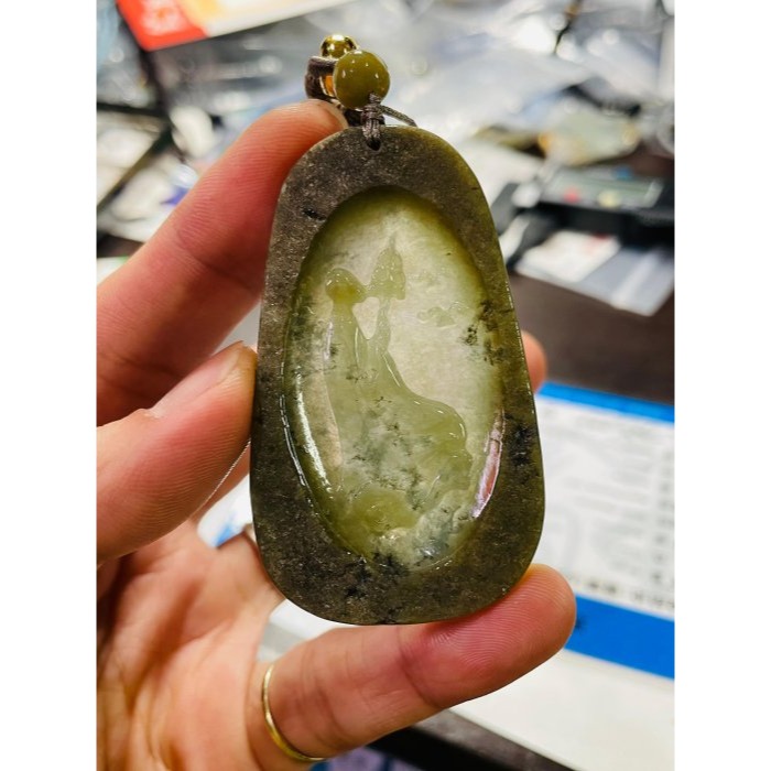 天然A貨緬甸玉 冰透秋香綠帶原皮意境透視雕地藏王菩薩翡翠佛牌 透字晶透起冰油青肉 帶皮一刀切牌形巧雕-細節圖9