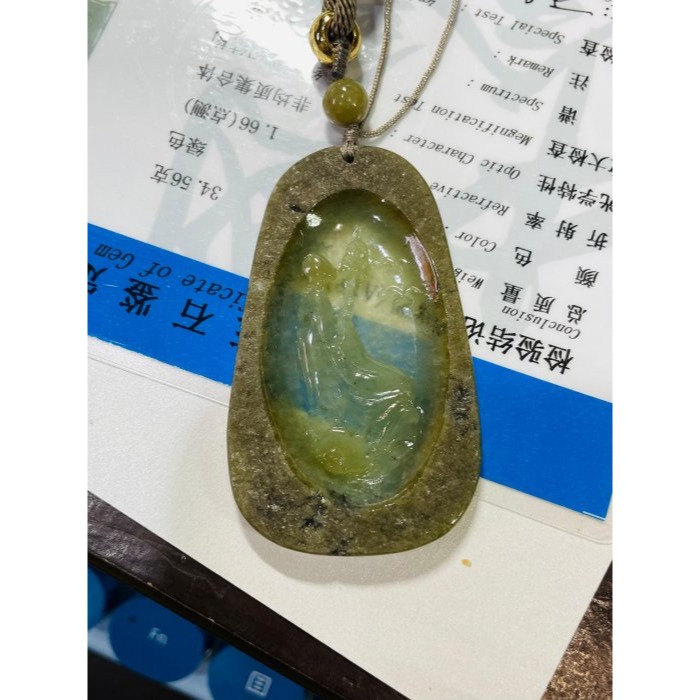 天然A貨緬甸玉 冰透秋香綠帶原皮意境透視雕地藏王菩薩翡翠佛牌 透字晶透起冰油青肉 帶皮一刀切牌形巧雕-細節圖10
